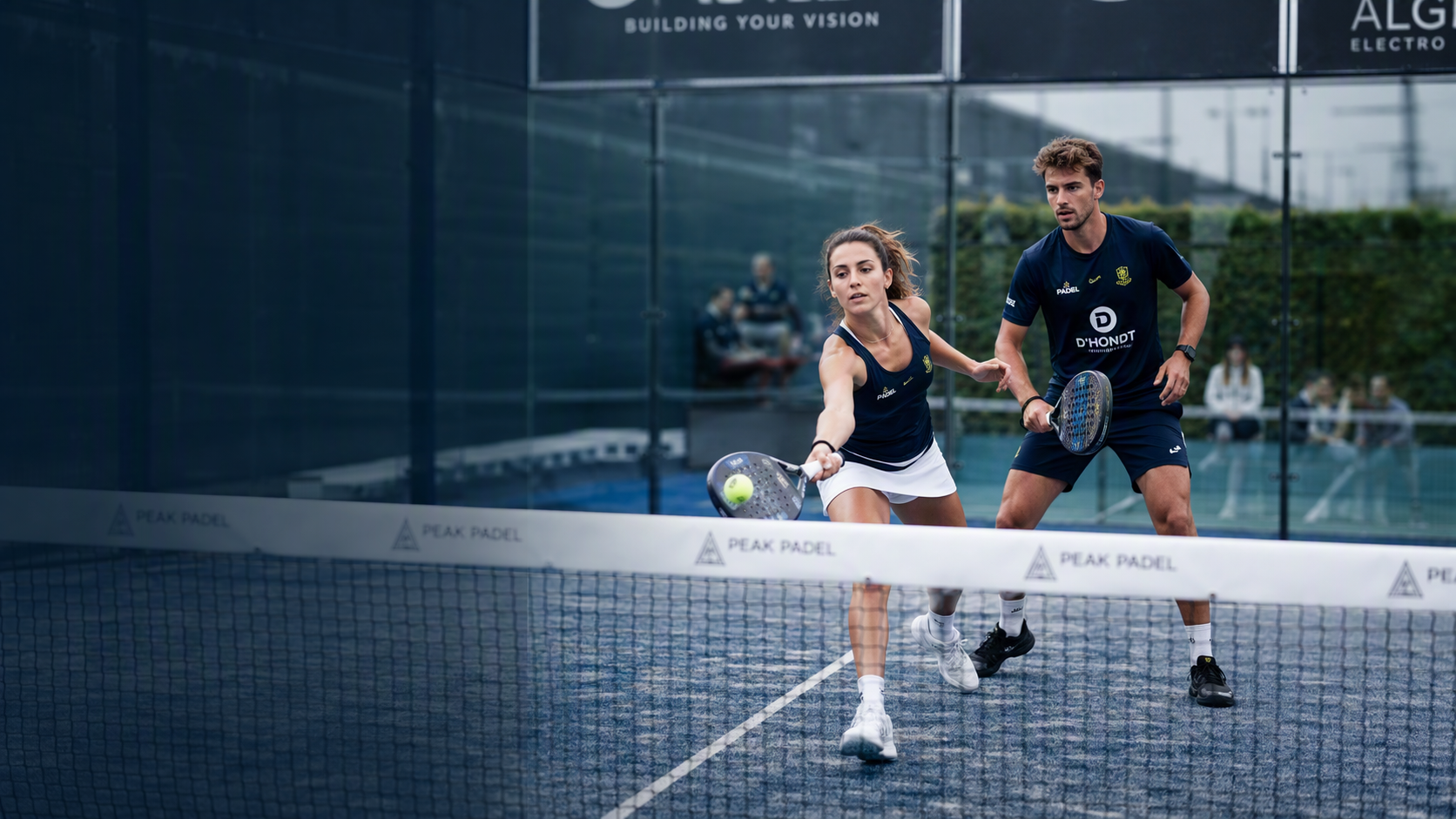 Organisator die een padeltoernooi beheert